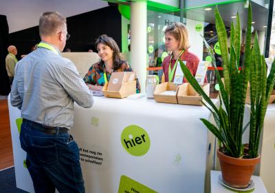 HIER-stand op HIER opgewekt