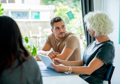 Twee mensen in gesprek