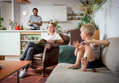 Foto van een gezin in een woonkamer
