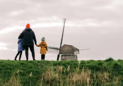 Gezin kijkt uit over een Nederlands landschap