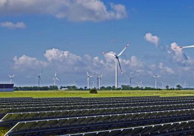 Zonnepark met windmolens HIER