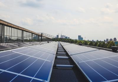 zonnepanelen met zicht op centrum vanaf spoorwegkathedraal