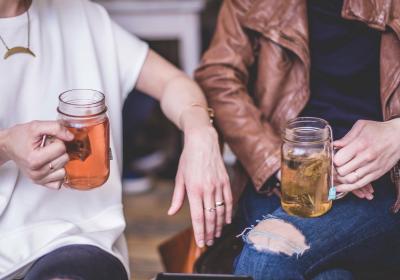 Foto van twee zittende vrouwen die thee drinken