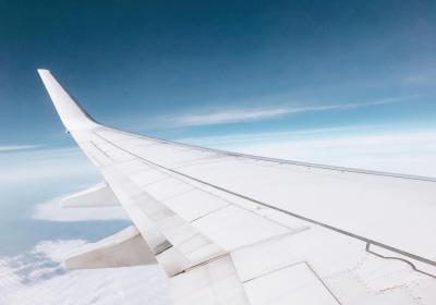 Foto vleugel vliegtuig blauwe lucht