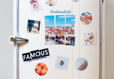 Foto retro koelkast met magneten