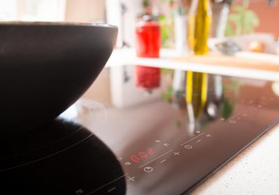 Foto van pan op inductiekookplaat