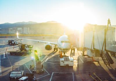 Foto vliegtuig aan de gate