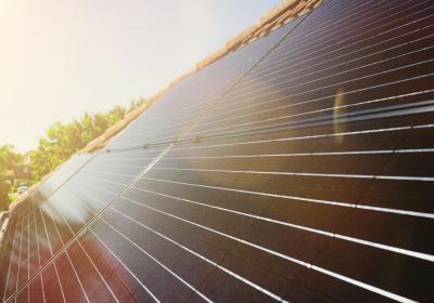 Foto zon op zonnepanelen op dak