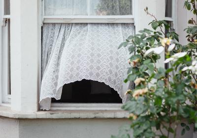 Open raam Photo by Alistair MacRobert on Unsplash