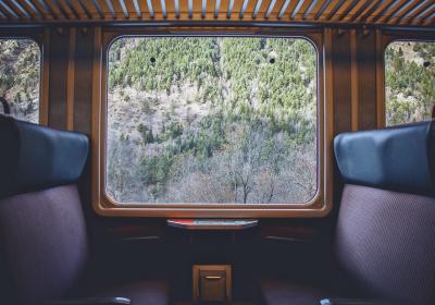 trein | Photo by Johannes Hofmann on Unsplash