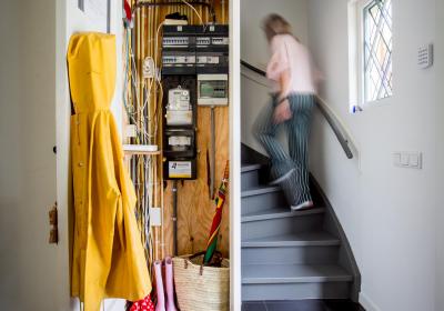 Foto hal met meterkast trap vrouw 