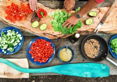 Foto van handen die groenten snijden| Photo by Maarten van den Heuvel on Unsplash