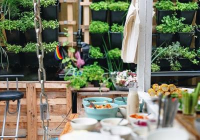 Amsterdamse horeca gelegenheid met kruidenpotjes - fotograaf: Emile Victor Portenart