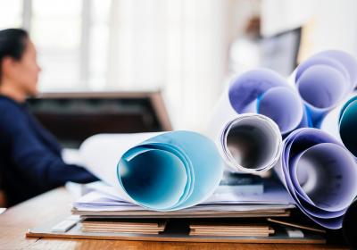 Foto van rollen papier op kantoor