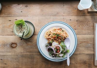 Foto van een bord spaghetti en groene smoothie
