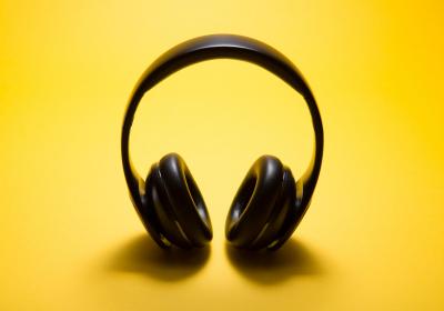 Foto van een koptelefoon op een gele achtergrond