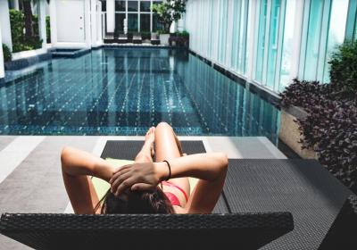 Foto van een vrouw bij een zwembad 