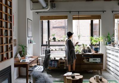 Foto van een jonge vrouw in een woonkamer
