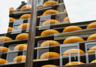 Foto van een etalage met kaas