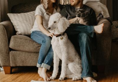 Foto van een stel met een hond