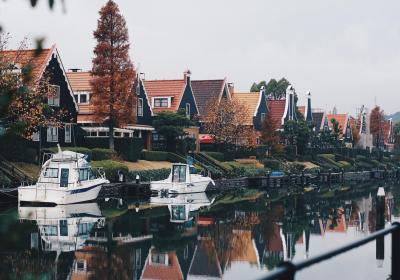 Foto van Nederlandse huizen aan het water