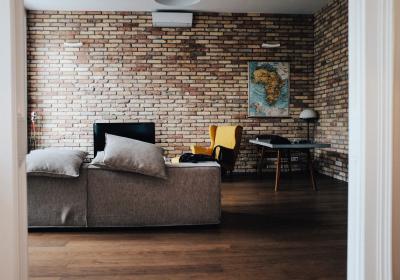 Foto van een zithoek met televisie 