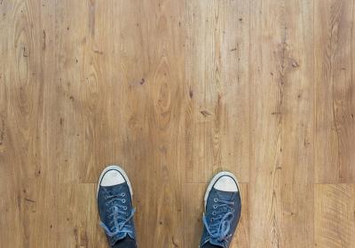 Bovenaanzicht van twee schoenen op een houten vloer