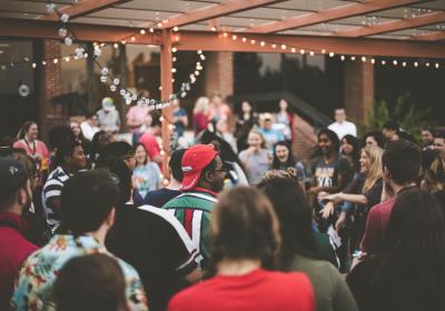 Foto van mensen op een feestje