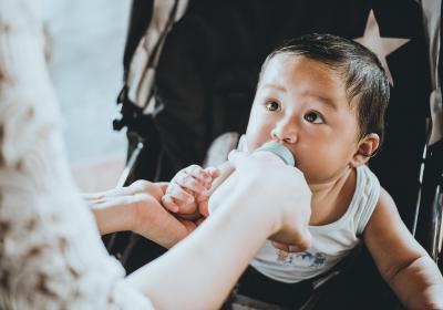 Moeder geeft baby de fles