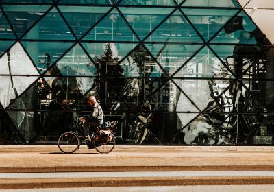Foto van een man op een fiets in Eindhoven