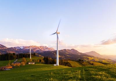 Foto van een windmolen in een natuurgebied