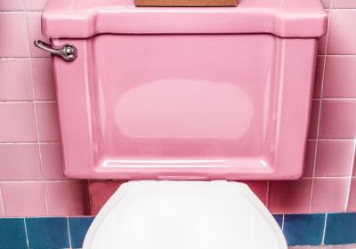 Foto van een roze toilet
