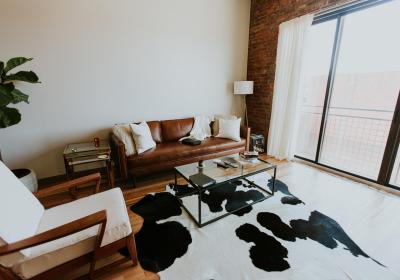 Foto van een woonkamer met vloerkleed