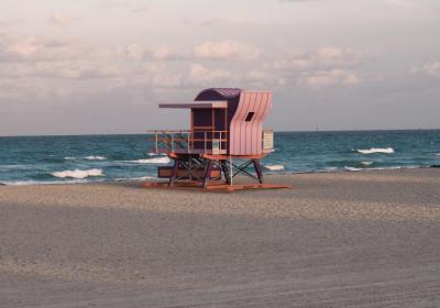 Foto van roze strandhuisje 