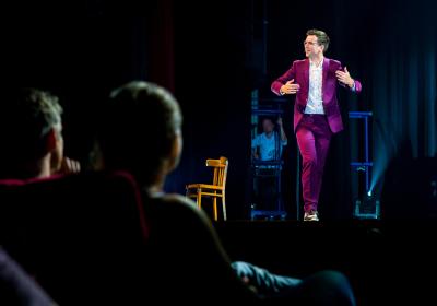 Foto van Pieter Derks tijdens Climate Comedy Night 2019