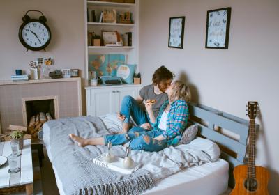 Foto van een man en vrouw op een bedbank