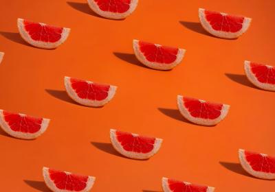 Bloedsinasappel stukjes op een oranje achtergrond