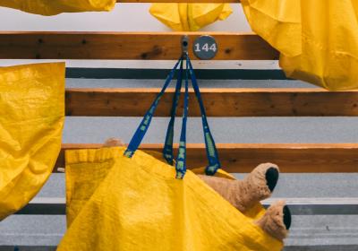 Foto van gele tassen met een teddy beer