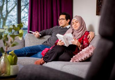 Foto van twee mensen die op een bank zitten