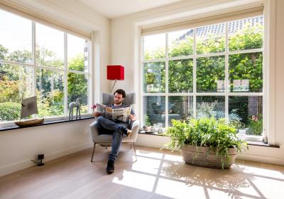 Foto van man in stoel 