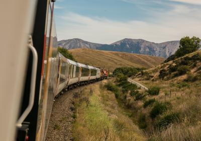 Foto van trein door de bergen