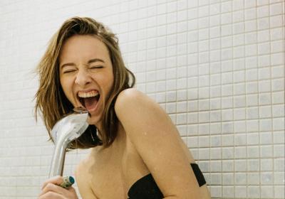 Foto van vrouw die zingt onder de douche