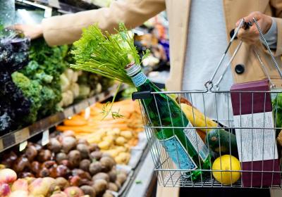 Persoon in de supermarkt 