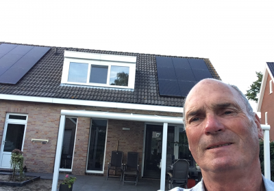 Anton voor zijn huis 