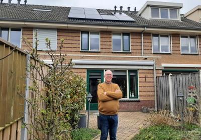 Kees voor zijn woning 