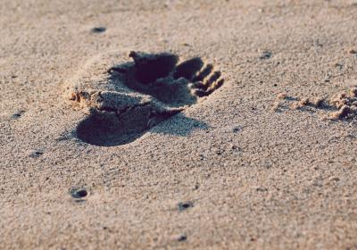 Foto van voetafdruk op het strand 