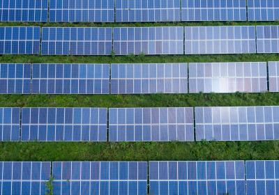 Zonnepanelen in weiland 