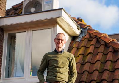 Jan Dirk bij zijn warmtepomp