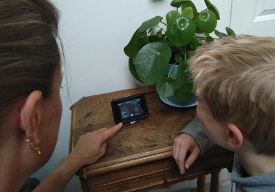 Moeder en zoon kijken samen naar een energiedisplay, foto van EnergieRijk Houten