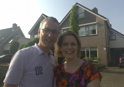 Rike en Jeroen bij hun huis 